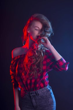 Stüdyo ışık ışınları uzun saçlı moda kadın