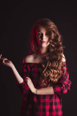 Yüzü ve kıvırcık saçlı gölge ile çarpıcı modeli