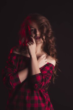 Yüzü ve kıvırcık saçlı gölge ile korku veren kadın