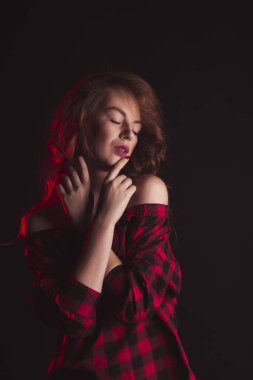 Yüzü ve kırmızı ışık gölge ile şehvetli kadın