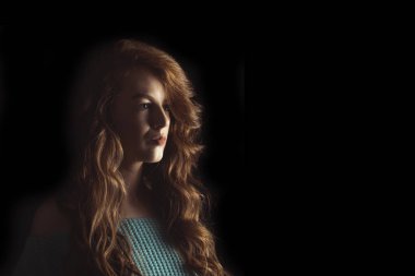 Harika modeli kıvırcık gür saçlı. Metin için yer