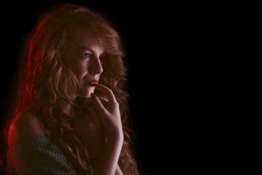 Çekici kadın gölgelerin arasında. Metin için yer