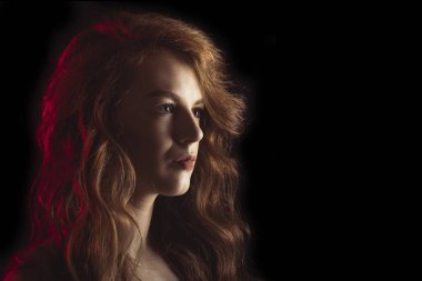 Karanlıkta muhteşem genç kadın. Metin için yer