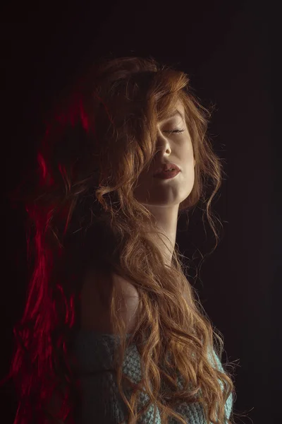 Magnífica joven modelo en las sombras con luz roja — Foto de Stock
