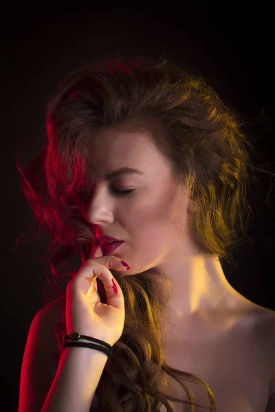 Retrato de close-up de mulher maravilhosa com sombra em seu rosto — Fotografia de Stock