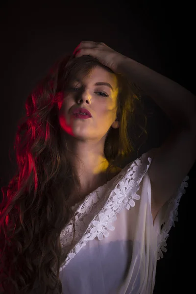 Mulher glamorosa com sombra no rosto e luz vermelha — Fotografia de Stock