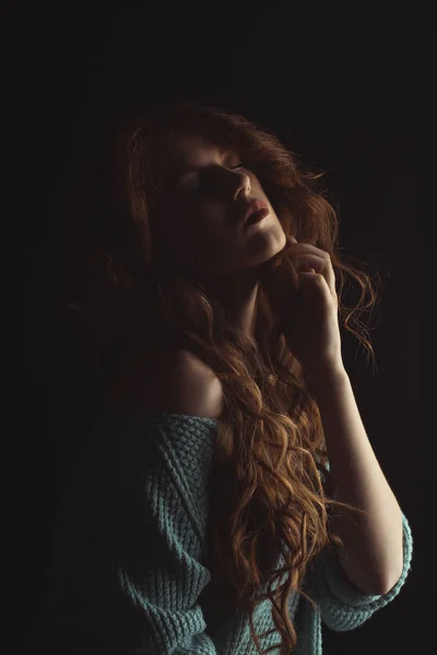 Zartes Model mit lockigem Haar im Schatten — Stockfoto