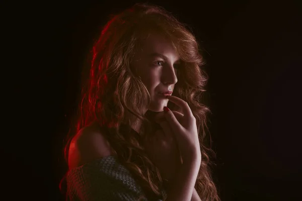 Csillogás fiatal modell az árnyékban, a vörös fény — Stock Fotó