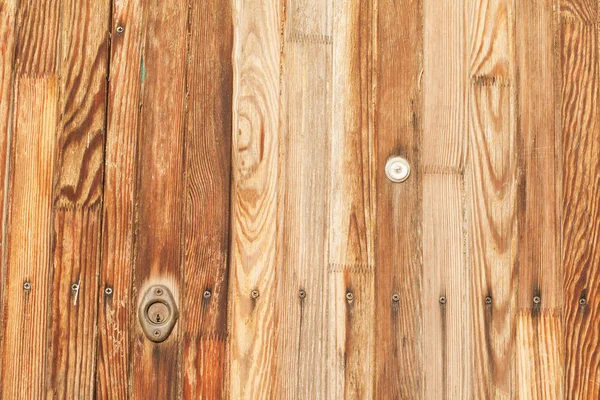 Close-up shot van vintage houten deur met metalen sleutelgat — Stockfoto