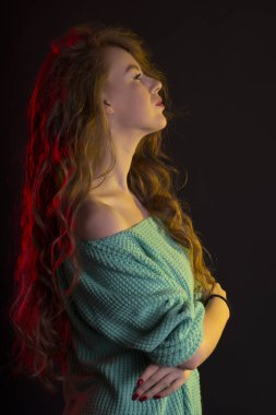 Gölgelerde kıvırcık saçlı muhteşem modeli