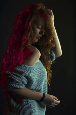 Yemyeşil kıvırcık saçları ve çıplak omuz ile model