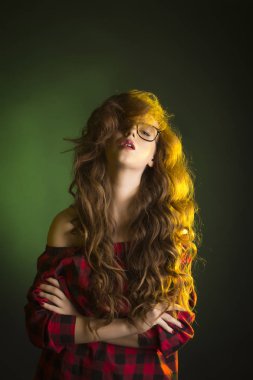 Çekici genç gözlük modeli. Stüdyo portre