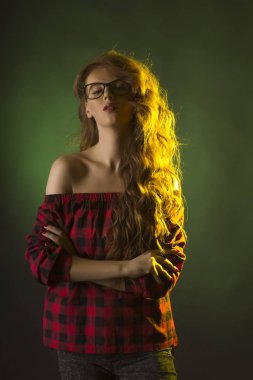 Sihir kıvırcık saçlı gözlüklü genç model