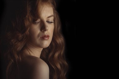 Gölgelerde kıvırcık saçlı harika model