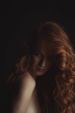 Stüdyoda karanlıkta çekici genç model