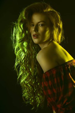 Çıplak omuz ve gür saçları güzel model