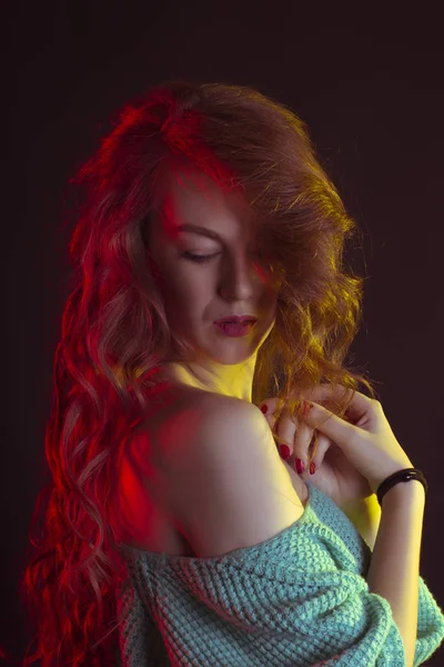 Modelo macio com cabelos longos encaracolados no escuro — Fotografia de Stock