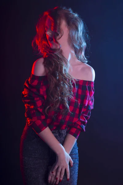 Чуттєва модель з червоною тіні на обличчі і довгим волоссям — стокове фото