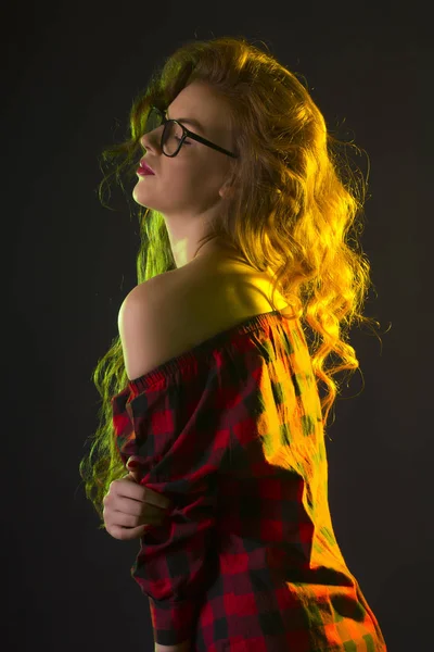 Jovem mulher macia com cabelo encaracolado usando óculos — Fotografia de Stock