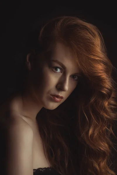 Nahaufnahme Porträt der jungen schönen Modell im Studio — Stockfoto