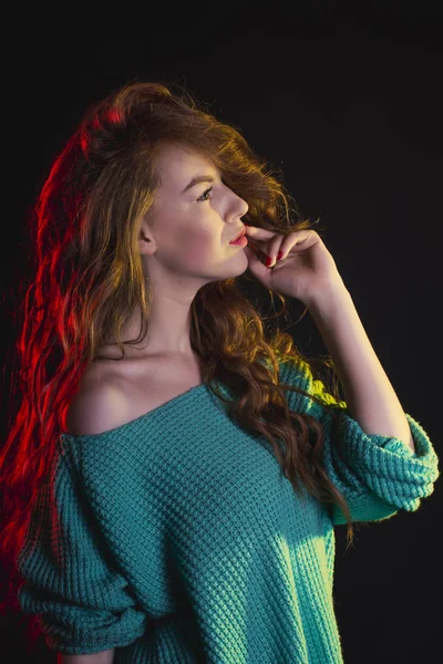 Mujer bonita con pelo exuberante y luz roja —  Fotos de Stock