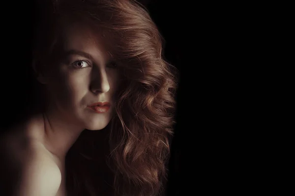 Modelo bonito com cabelo encaracolado nas sombras — Fotografia de Stock