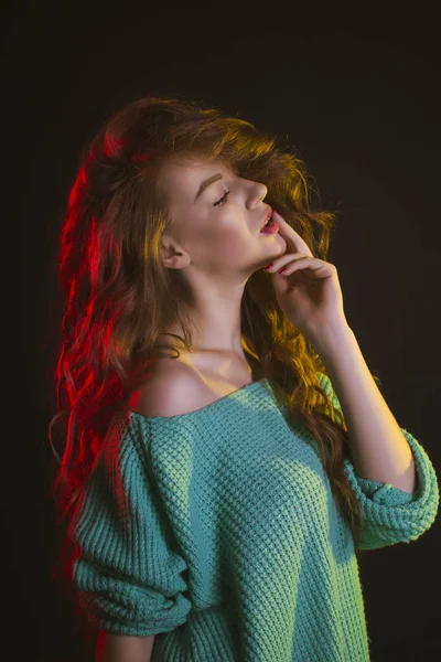 Jovem mulher com cabelo exuberante no escuro — Fotografia de Stock