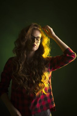 Karanlıkta bardaklarda muhteşem genç modeli