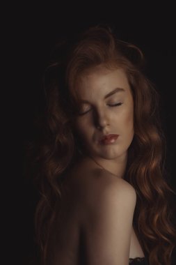 Gölge yüz ve uzun dalgalı saçlı olan kadın