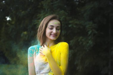 Holi Festivali mutlu genç kadın