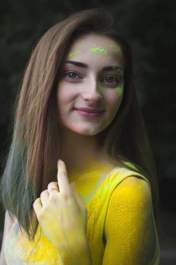 Genç kadın tozu Holi yüzünde ile poz