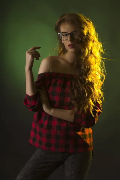 Divatos fiatal hölgy a szemüveg-a stúdió — Stock Fotó
