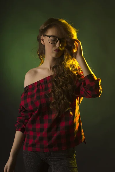 Jeune modèle tendre portant des lunettes. Portrait studio — Photo