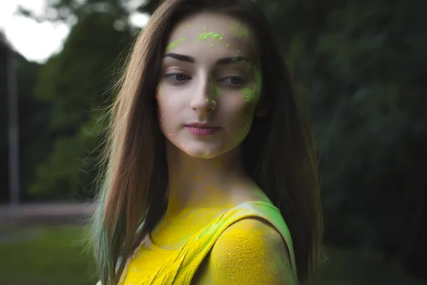 Modelo encantador posando com pó Holi em seu rosto — Fotografia de Stock