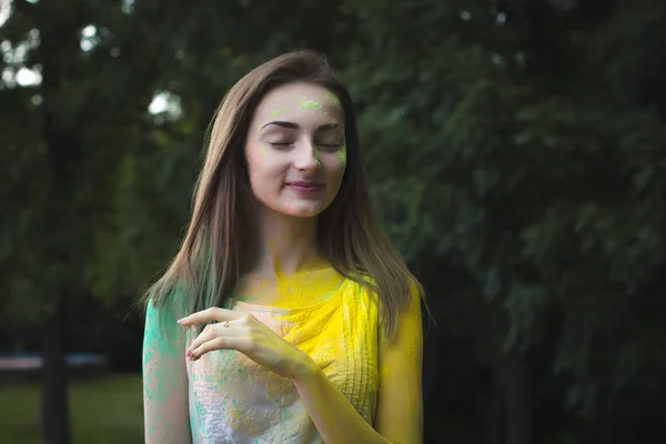 Superbe femme avec les yeux fermés couvert poudre Holi — Photo