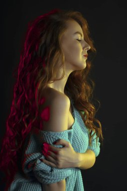 Gölgelerde kıvırcık saçlı şehvetli modeli