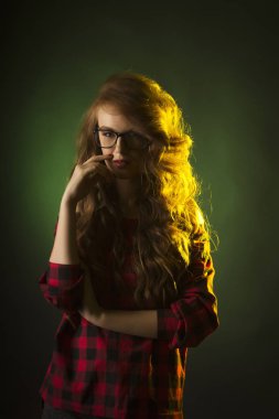 Bu gölgelerin içinde gözlüklü çarpıcı modeli