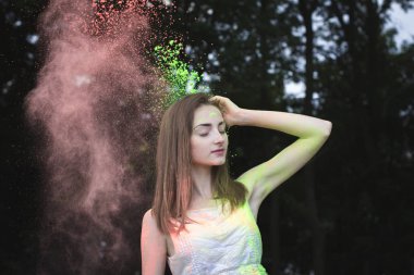 Muhteşem kadın tozu Holi onun etrafında ile poz