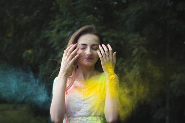Holi Festivali renkli toz olan kadın 