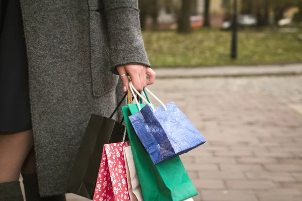 Mujer con estilo llevando bolsas de compras en la calle — Foto de Stock