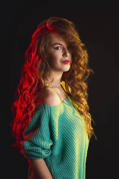 Schöne junge Frau mit lockigem Haar posiert im Schatten — Stockfoto
