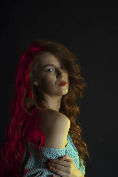 Atemberaubendes Model mit lockigem Haar posiert im Schatten — Stockfoto