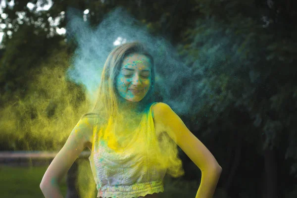 Χαμογελαστή γυναίκα με σκόνη Holi εκρήγνυται γύρω της — Φωτογραφία Αρχείου