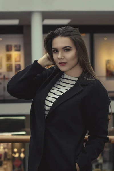 Bella donna bruna in cappotto caldo nel centro commerciale — Foto Stock