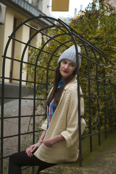 Jeune jolie femme dans un pull chaud et casquette — Photo