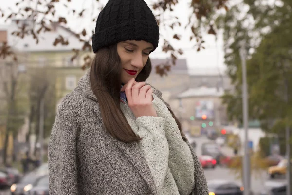 暖かいコートとキャップの若いきれいな女性 — ストック写真