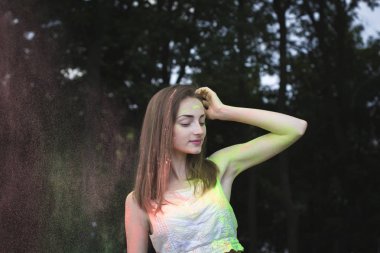 Toz Holi onun etrafında ile poz çarpıcı kadın