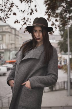 Street şapkalı şık modeli. Rahat tarzı
