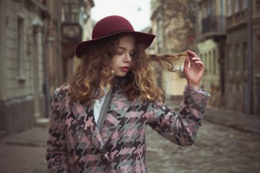 Kırmızı şapkanı ve Paltonu Street şık kadın