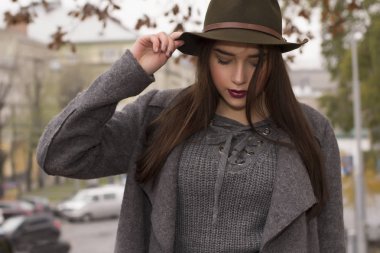 Yeşil şapkanı ve Paltonu Street moda modeli